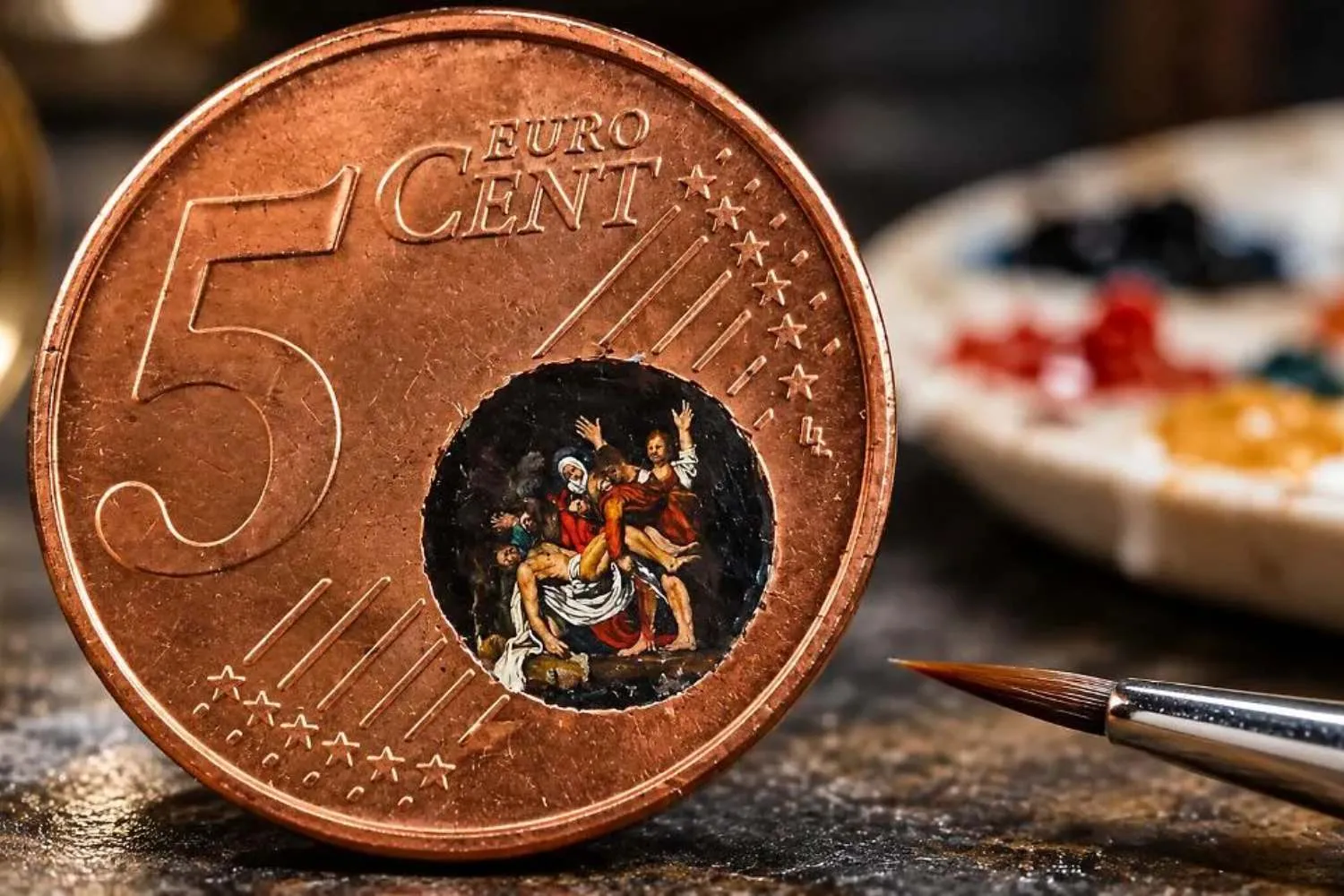 Artista dipinge un'opera di Caravaggio in appena 8 millimetri su una moneta da 5 centesimi, usando un pelo del suo gatto