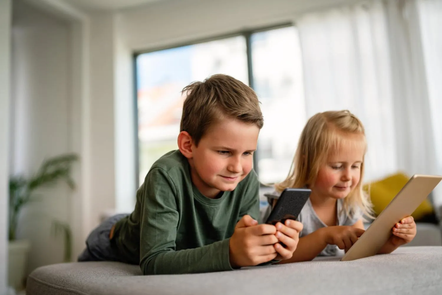 Prima di dare uno smartphone a tuo figlio a 12 anni, leggi questo studio