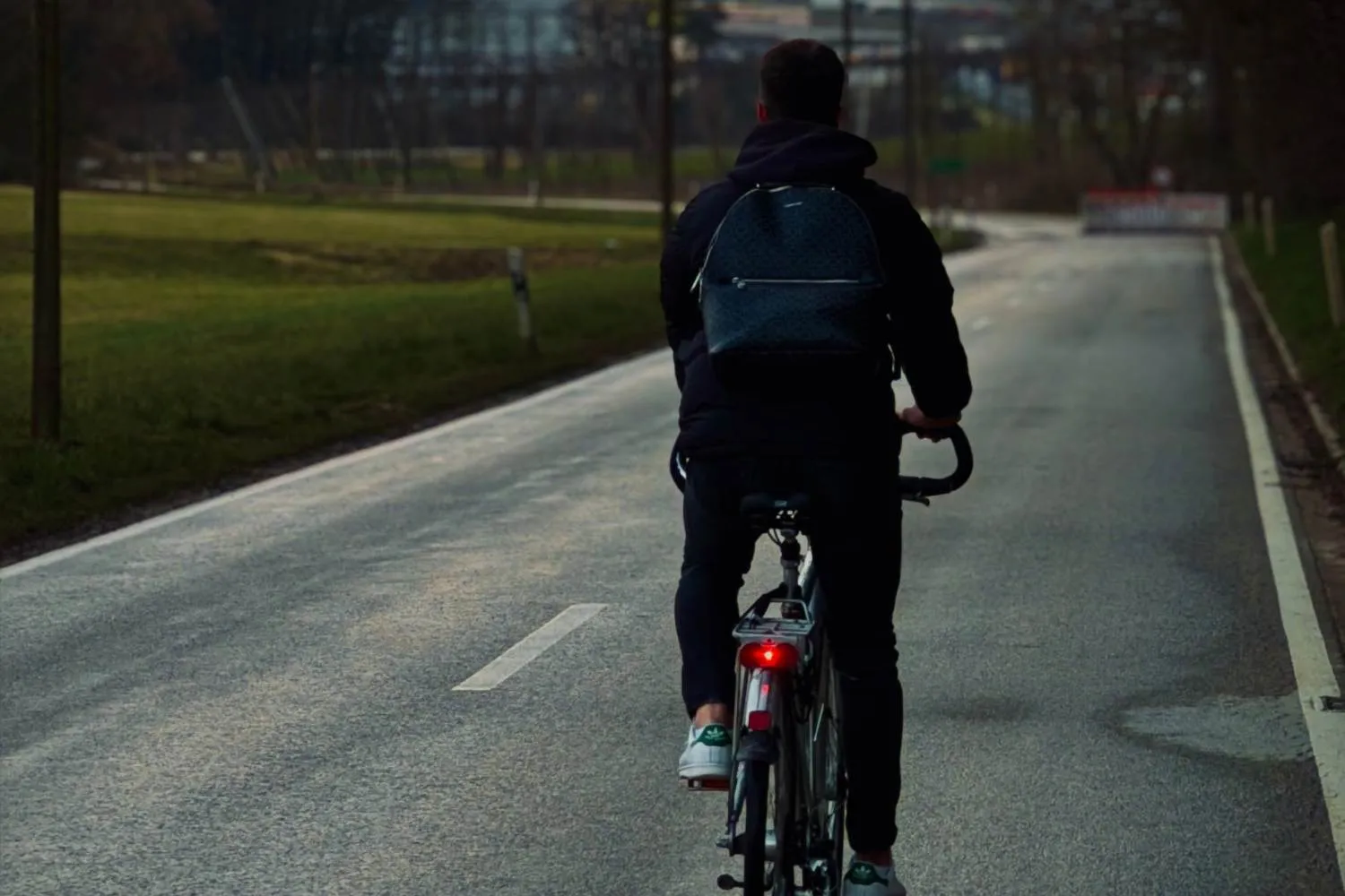 Basta pedalare sotto il sole cocente! Questa app calcola i percorsi per bici più ombreggiati (e con meno salite)