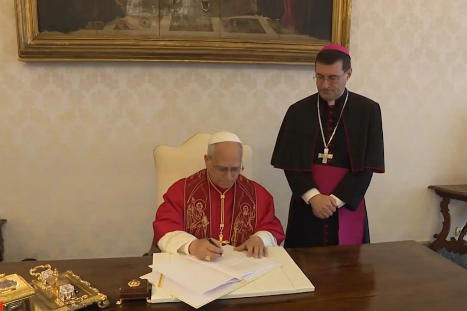 Papa Leone XIV firma la sua prima enciclica: “occorre disarmare l’IA, restiamo umani” (e cita Il Signore degli Anelli)