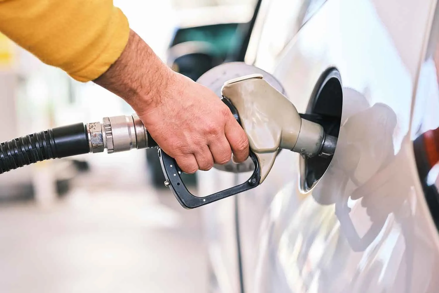Il costo della benzina è raddoppiato in 30 anni (mentre il diesel è triplicato): ecco quanto spendiamo
