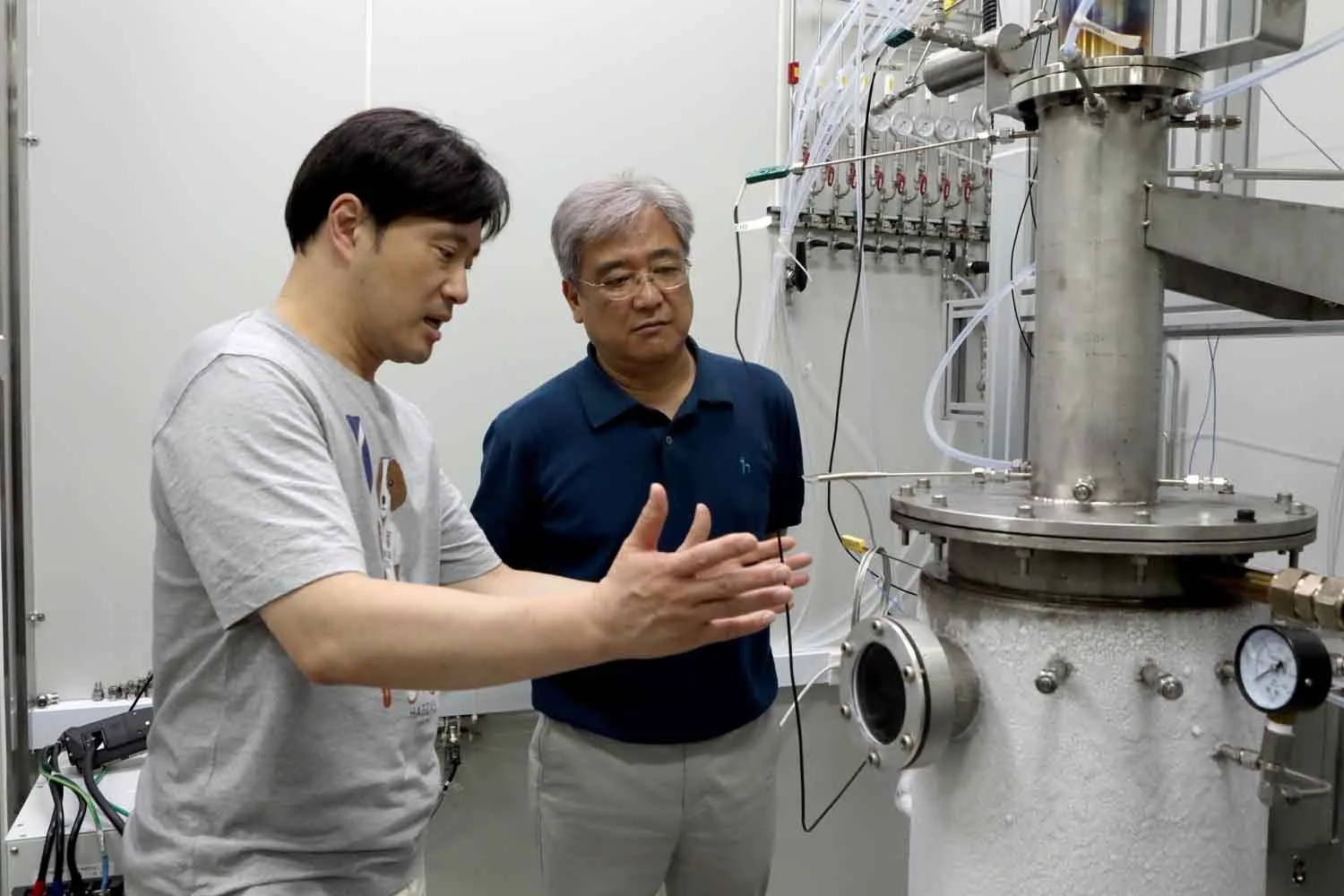 Addio rifiuti di plastica: questa torcia al plasma (sviluppata in Corea) li distrugge in appena 0,01 secondi