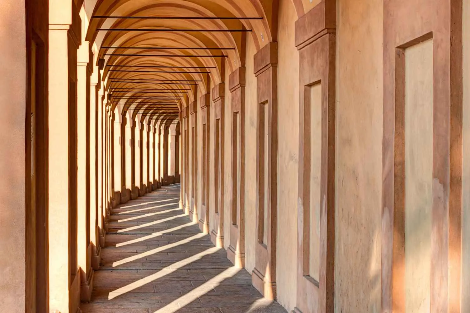Questo è il portico più lungo del mondo e si trova in Italia (ed è un patrimonio Unesco da attraversare una volta nella vita)