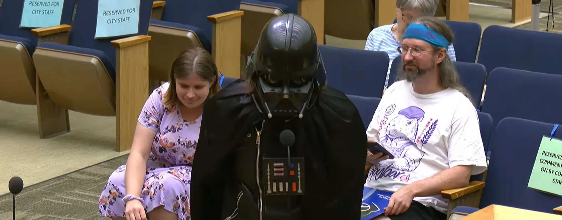 Darth Vader al consiglio comunale, la cosa più bella che vedrai oggi