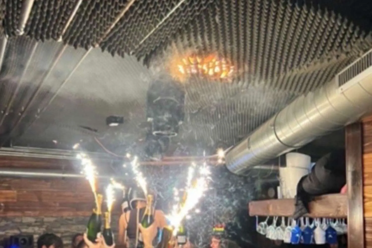 Cos’è questa storia dei ragazzi sopravvissuti all'inferno del Crans-Montana bocciati in Svizzera
