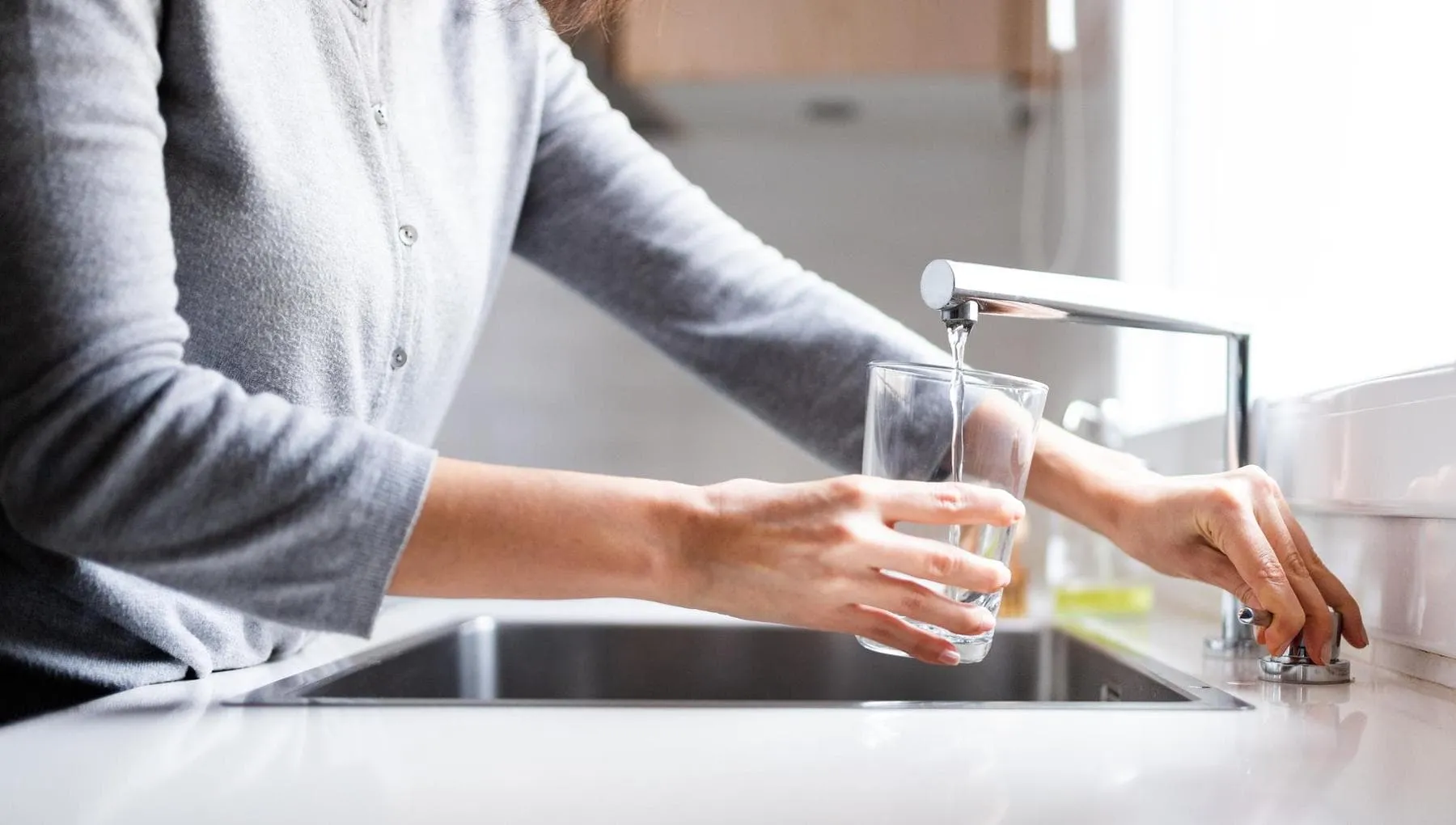 Quanta acqua bere con il caldo? Consigli per i sani (e per chi ha i reni un po’ malconci)