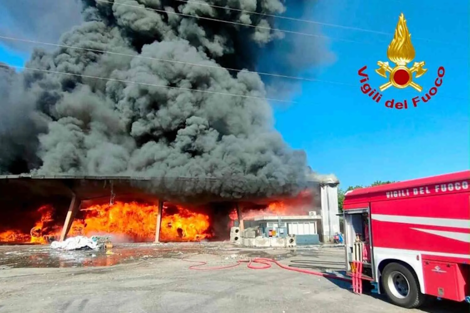 Maxi incendio in un impianto di rifiuti a Vicopisano, evacuata una scuola, l'allarme del Comune: "chiudete le finestre"
