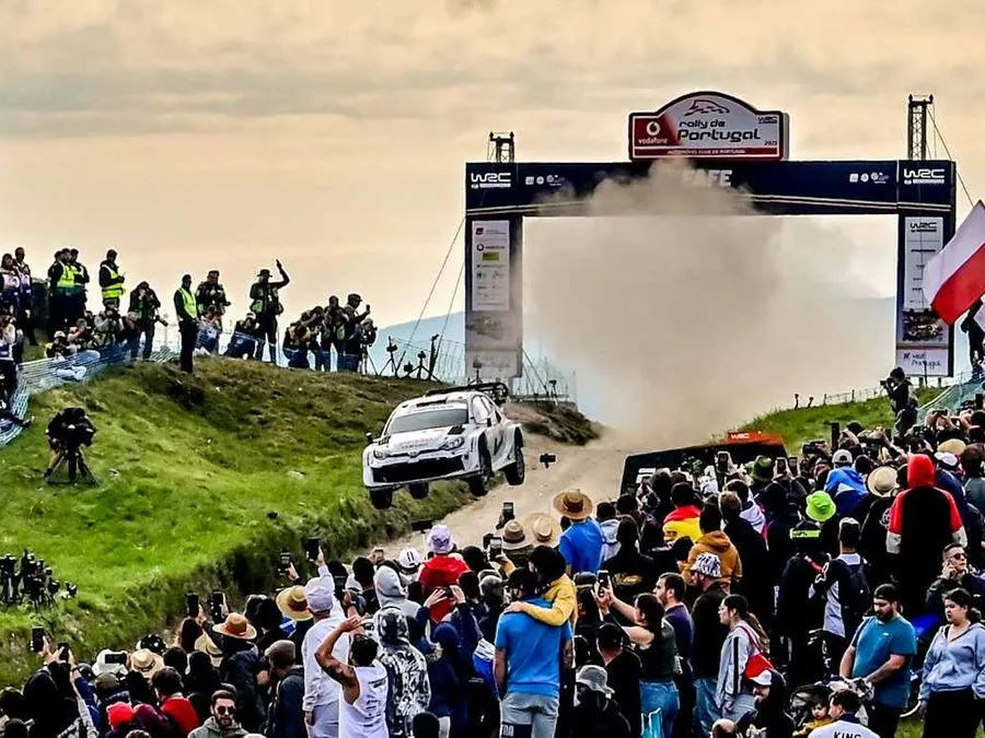 Incredibile: al Rally di Portogallo un furgone sul percorso della prova speciale - HDmotori.it