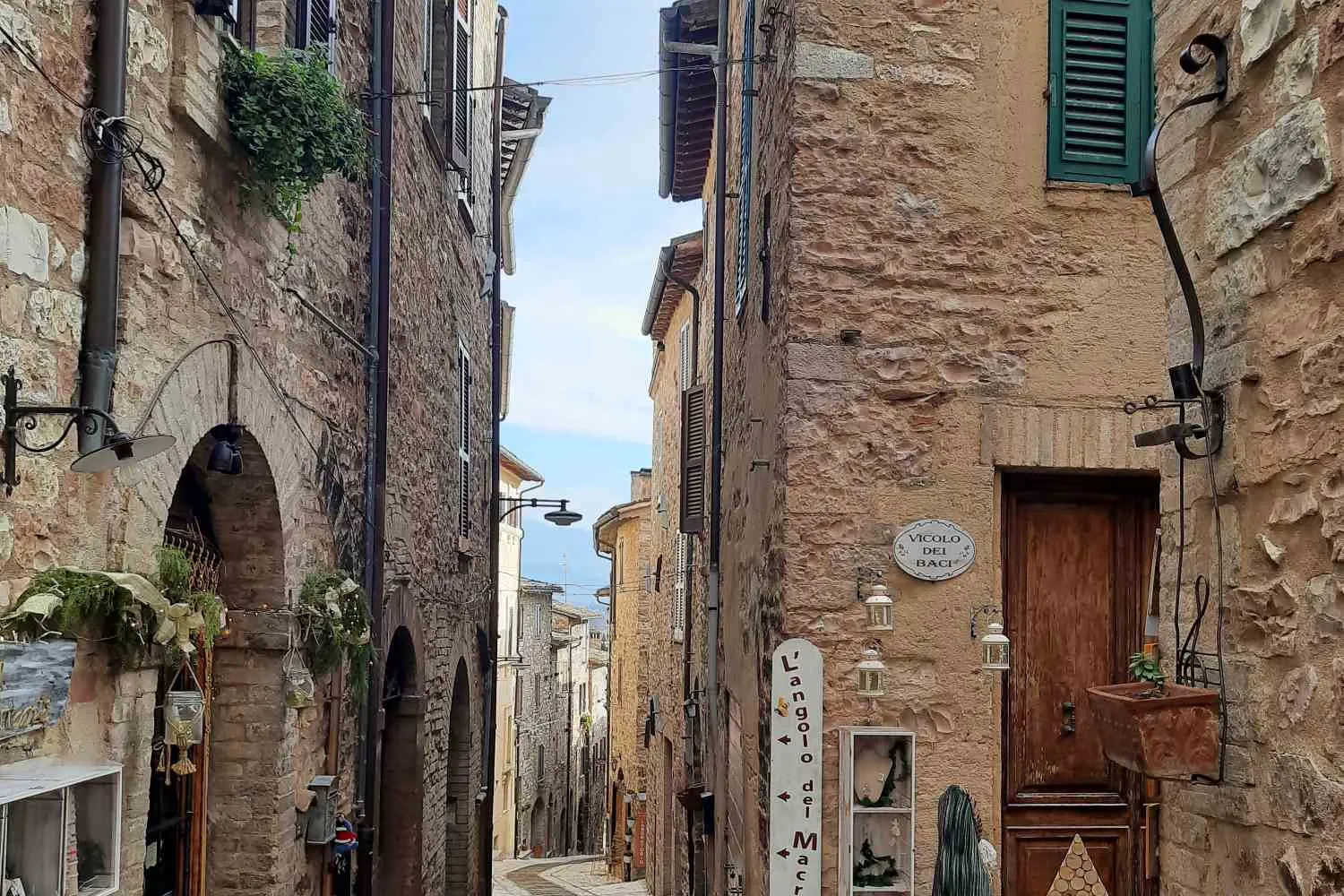 Ti porto nella magia di Spello, il borgo umbro dell’Infiorata (e ti innamorerai dei vicoli pieni di colori e profumi)