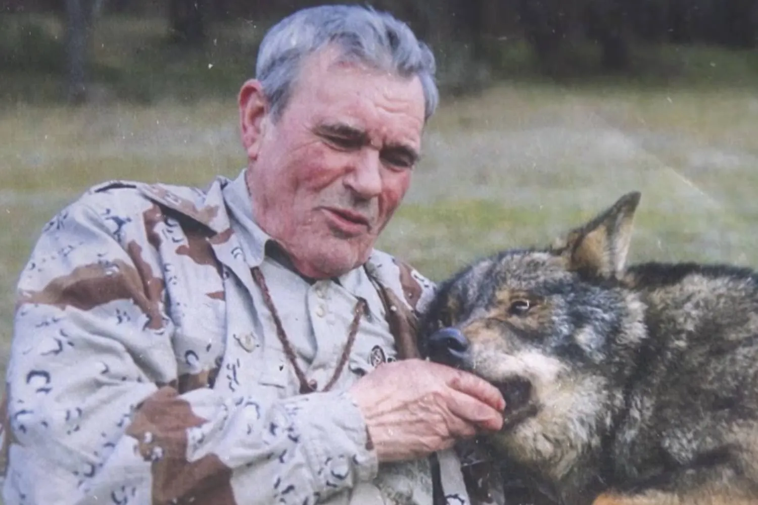 Addio al “Mowgli spagnolo”: l'incredibile storia di Marcos Rodríguez Pantoja, che visse 12 anni solo con i lupi fra i boschi