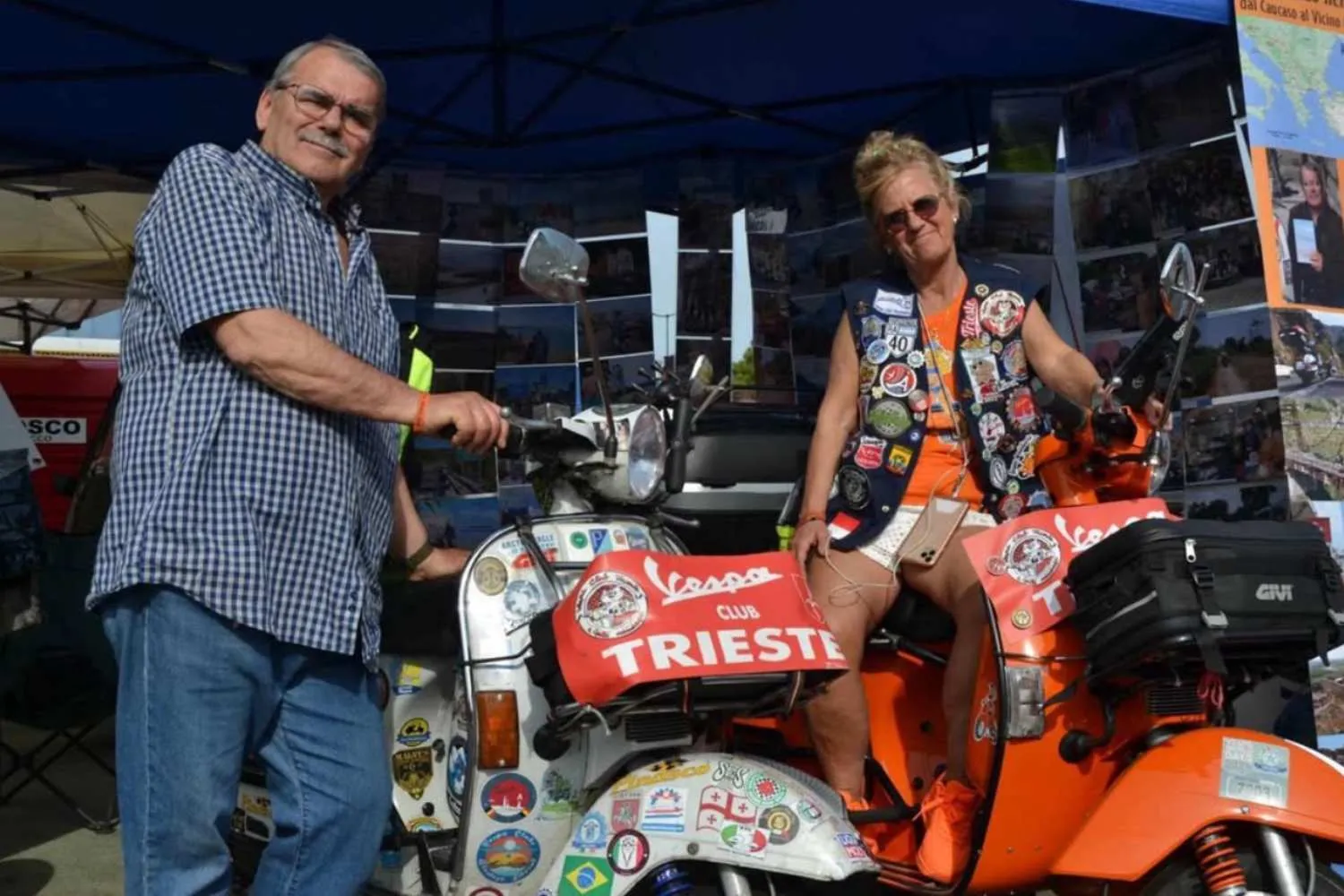 Muore mentre fa il giro del mondo in Vespa in ricordo del marito (scomparso per un incidente): avrebbero dovuto farlo insieme