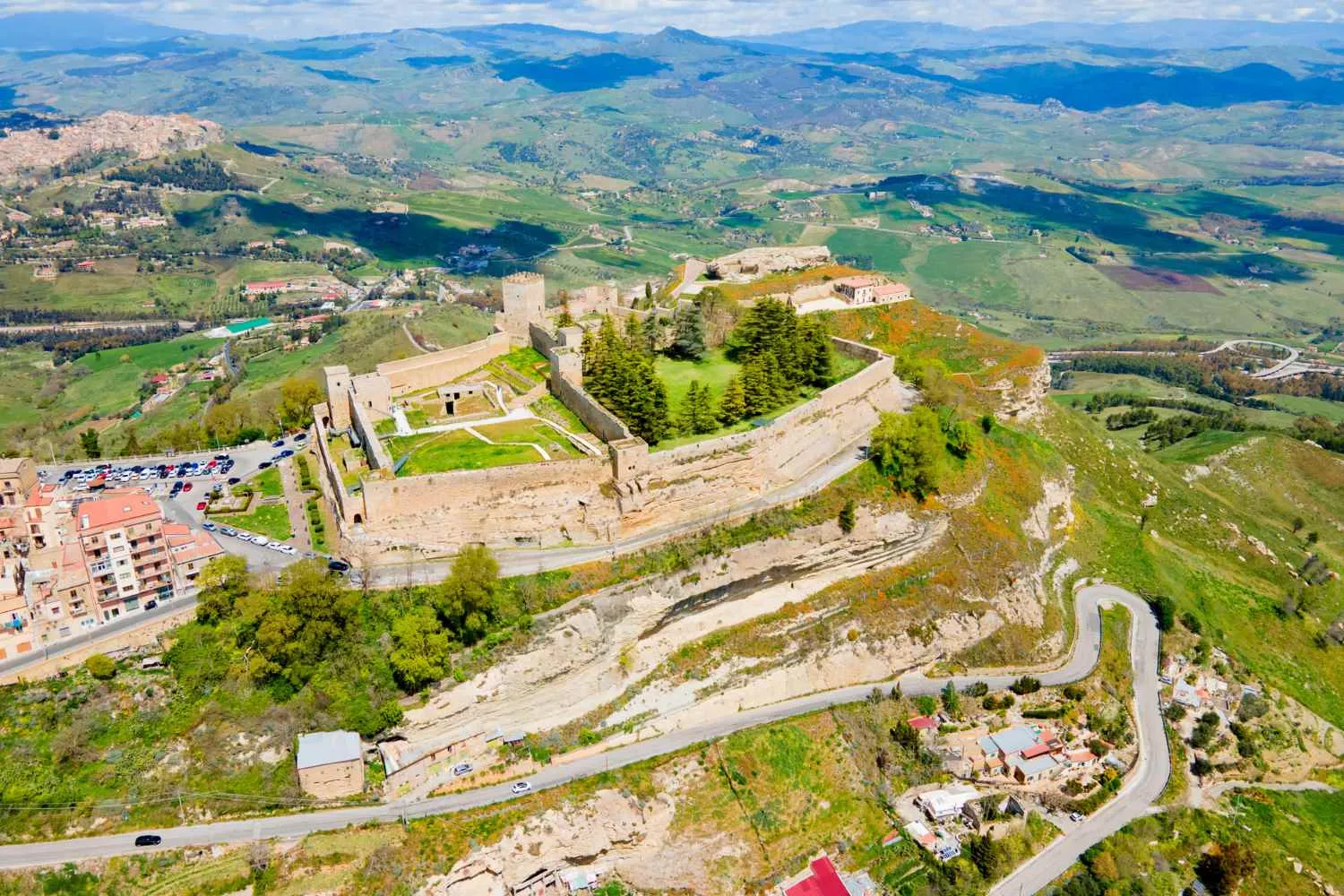 Il capoluogo più alto d'Europa non è sulle Alpi: è in Sicilia e ha un castello medievale con vista sull'Etna