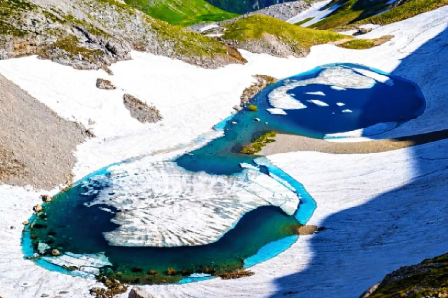 Lo spettacolo unico del Lago di Pilato sui Monti Sibillini: ha ritrovato la sua forma a occhiali dopo dieci anni