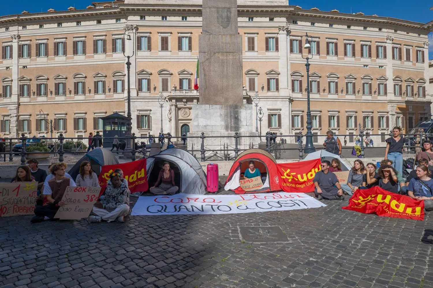 Gli studenti tornano a dormire nelle tende da Milano a Montecitorio: "senza casa non si studia"