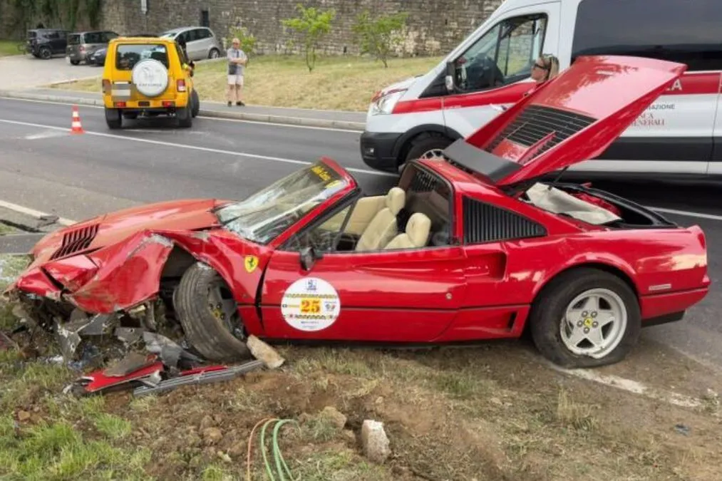 Brutto incidente al Bergamo Historic Gran Prix: Ferrari si schianta contro un albero - HDmotori.it