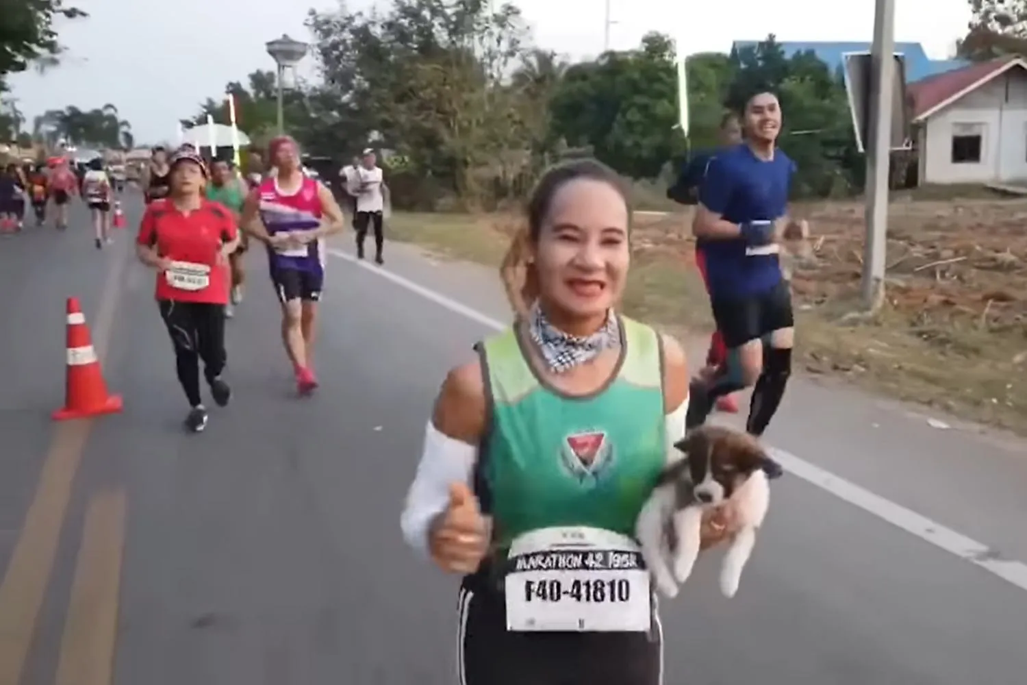 Tutti lo superavano, lei si è fermata: durante la maratona raccoglie un cucciolo abbandonato e lo porta con sé fino al traguardo