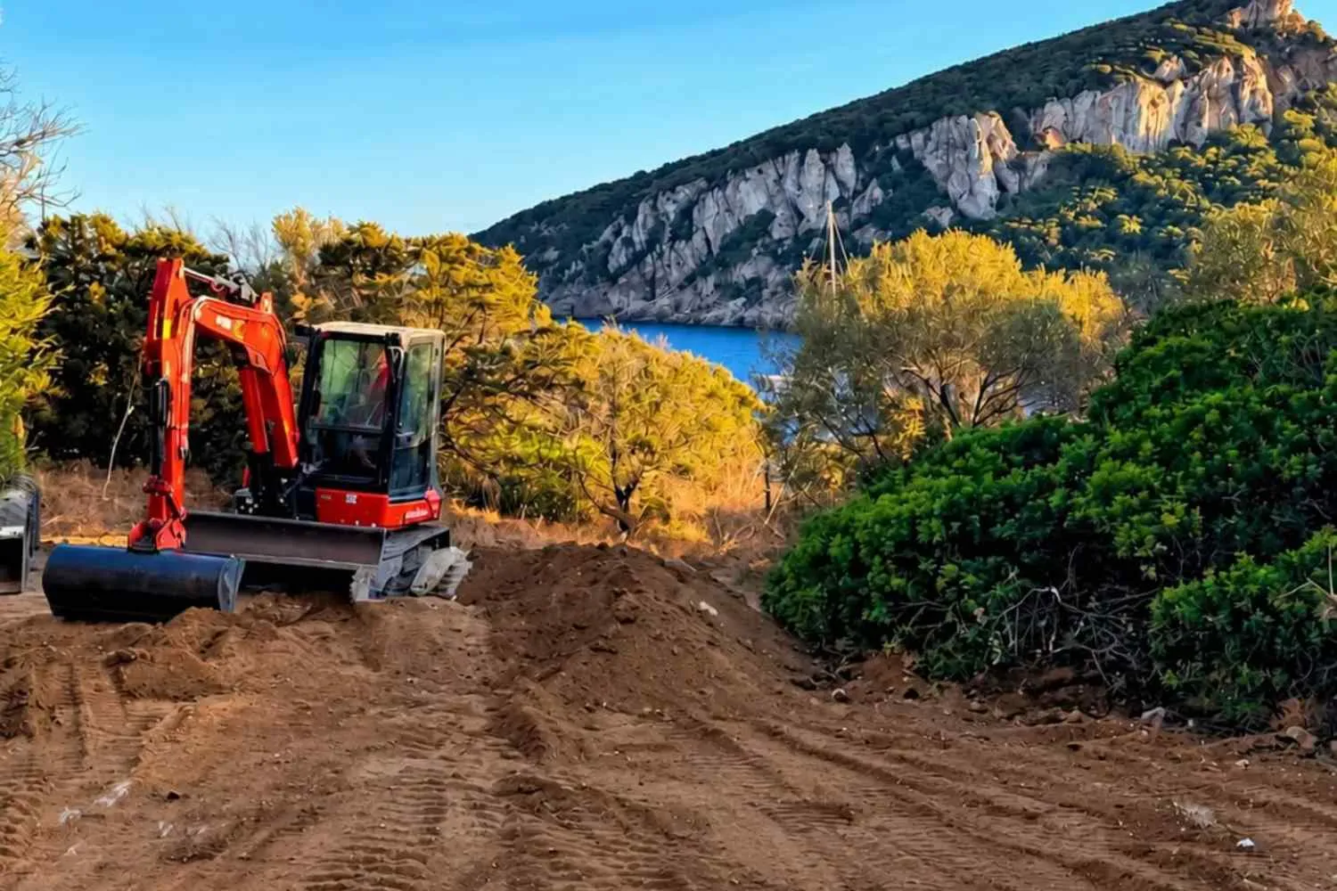 Ruspe nell'area protetta di Cala Moresca per il film di Adam Sandler: esplode la protesta degli ambientalisti