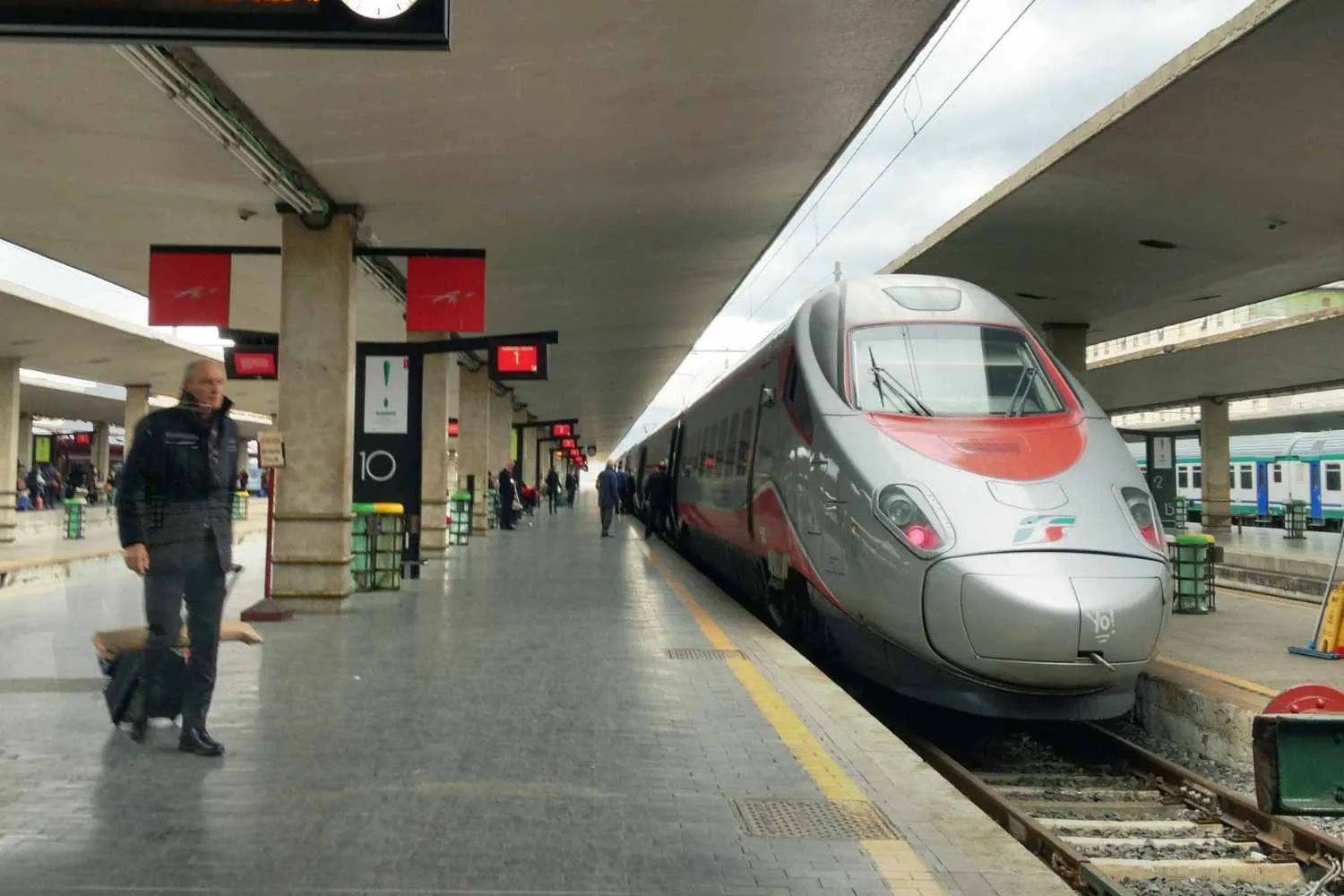 Treni, Italia divisa in due per i lavori a Firenze: guasti anche a Milano e sulla Tirrenica