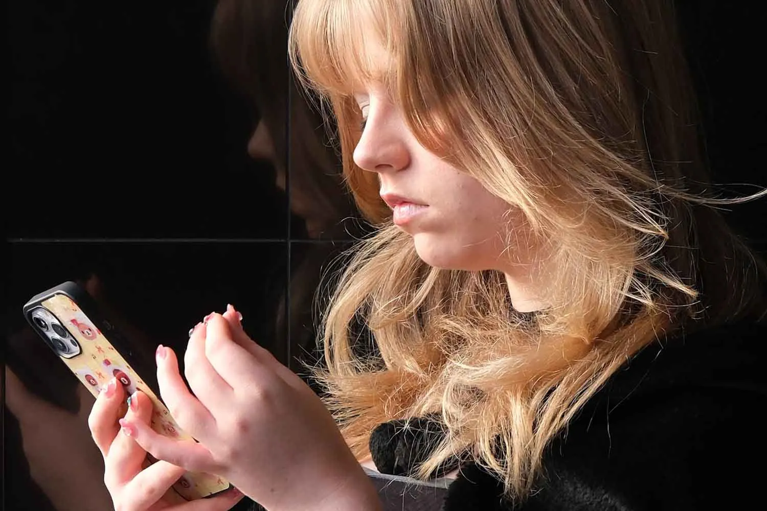 La trappola dello "scrolling passivo": perché spiare le vite degli altri aumenta l'ansia a tua insaputa