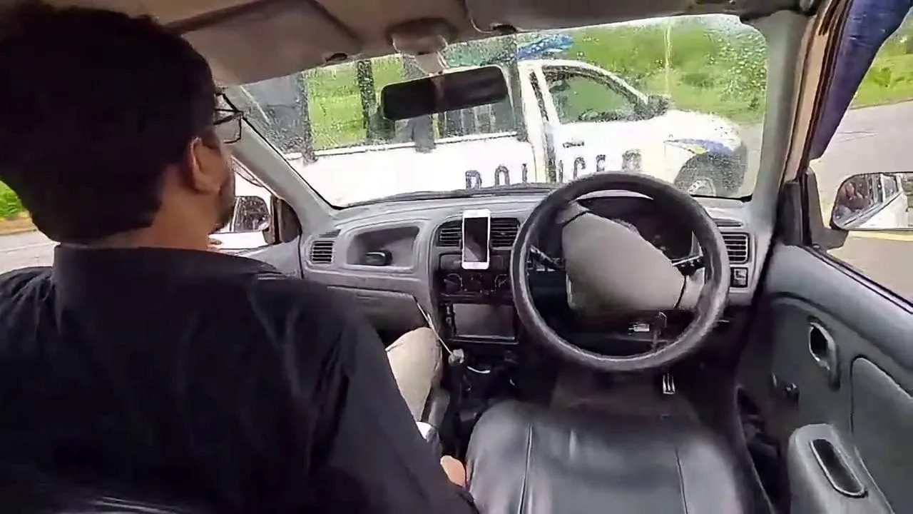 Il test dell’auto senza pilota finisce contro la polizia: l’incidente in soggettiva