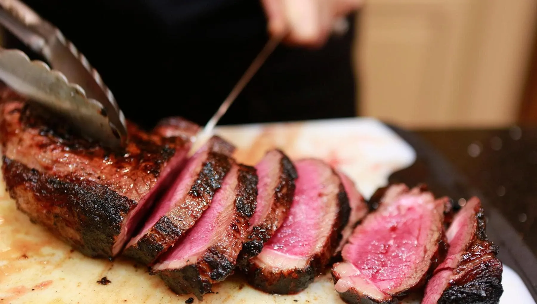 Carne rossa, scoperti i meccanismi che scatenano l’infiammazione intestinale