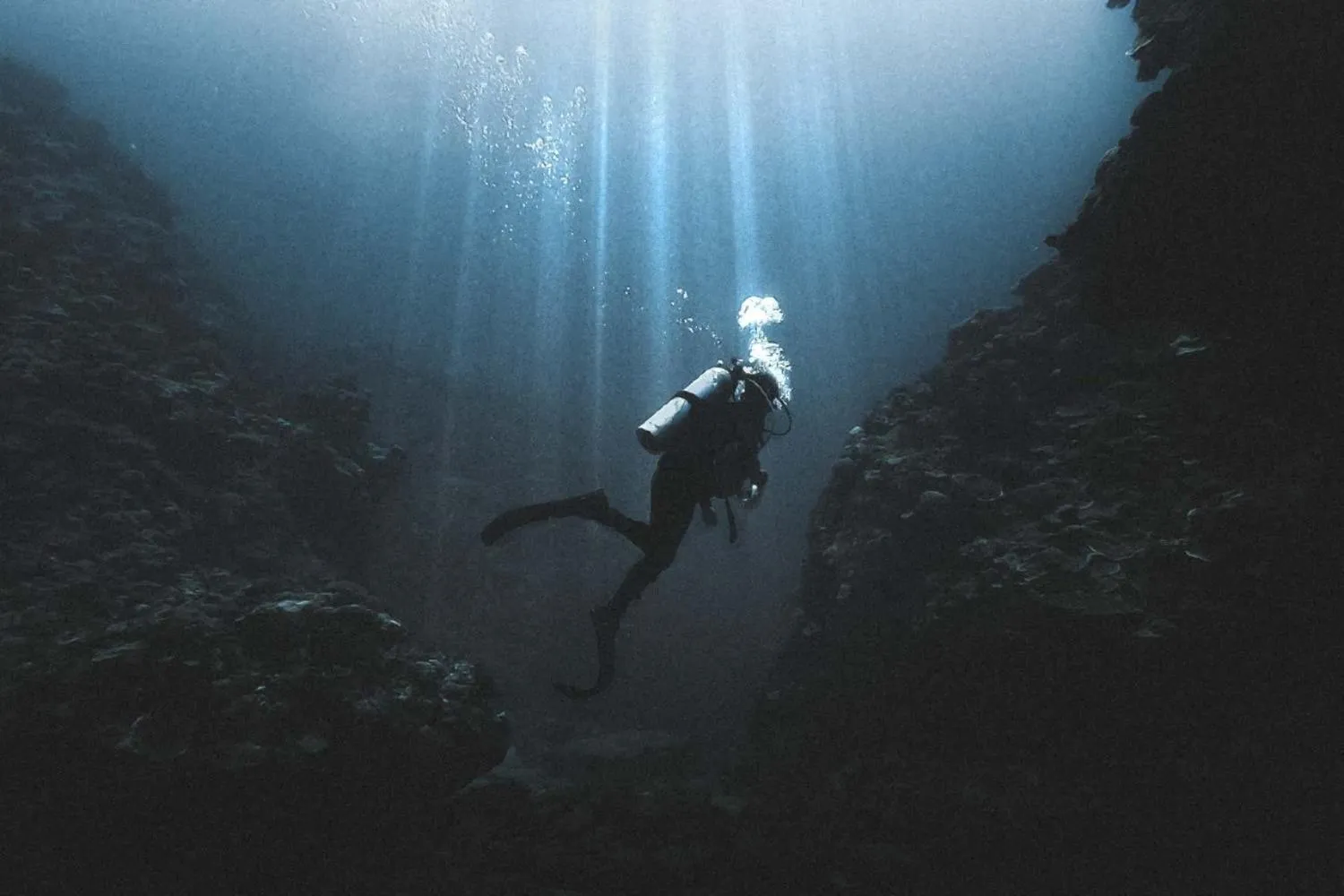 Maldive, recuperati tutti i corpi dei sub italiani: le GoPro trovate nella grotta potrebbero chiarire la dinamica della tragedia