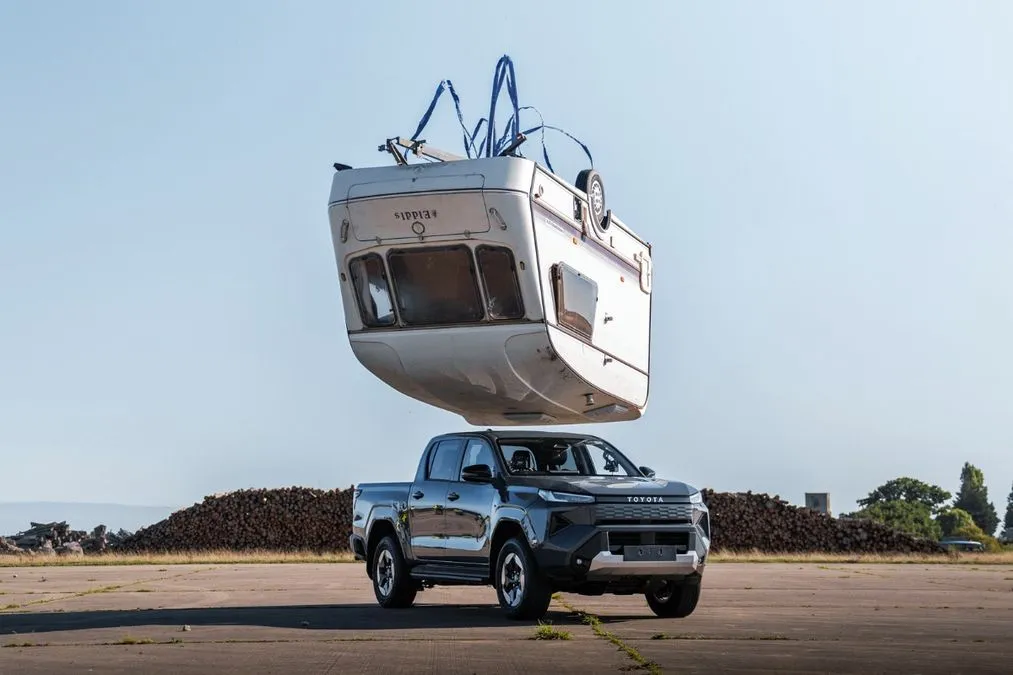 Toyota lancia una roulotte da 9 metri sulla nuova Hilux: omaggio a Top Gear - HDmotori.it