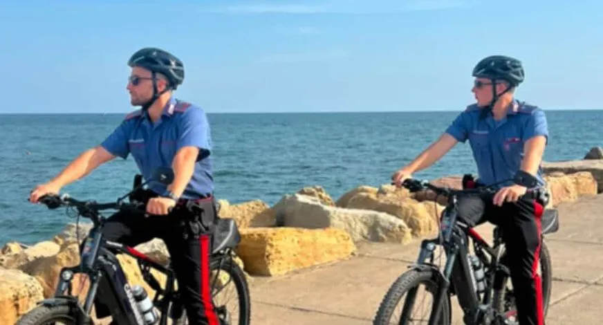 Carabinieri in e-bike: tra i turisti in spiaggia c'è un "Arma" in più - HDmotori.it
