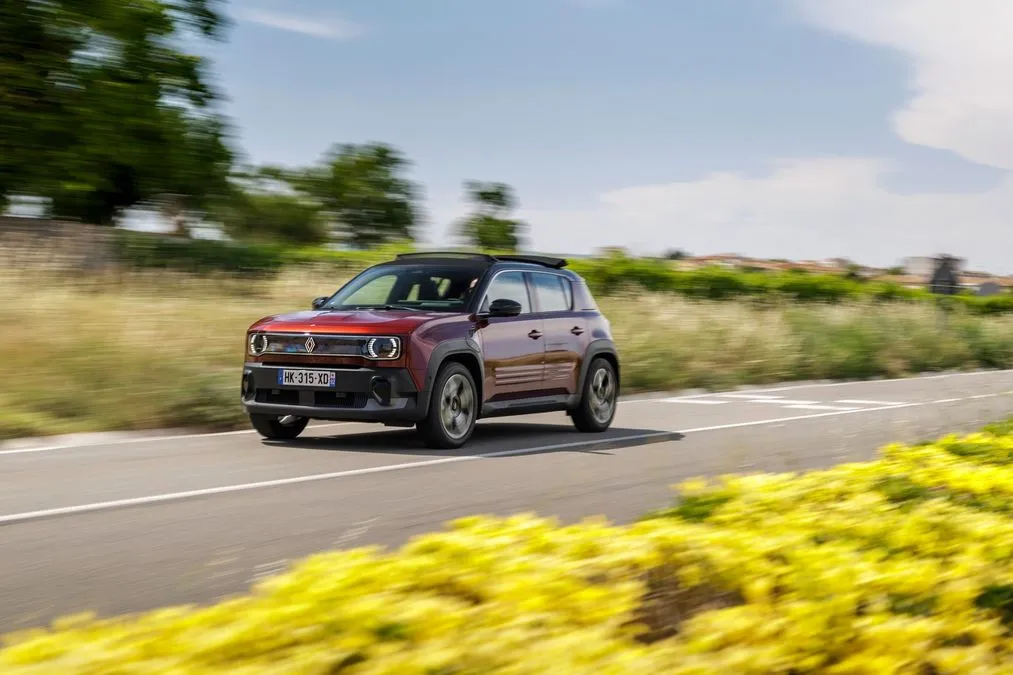 Renault 4 E-Tech diventa più sfiziosa nella versione Plein Sud: primo contatto - HDmotori.it