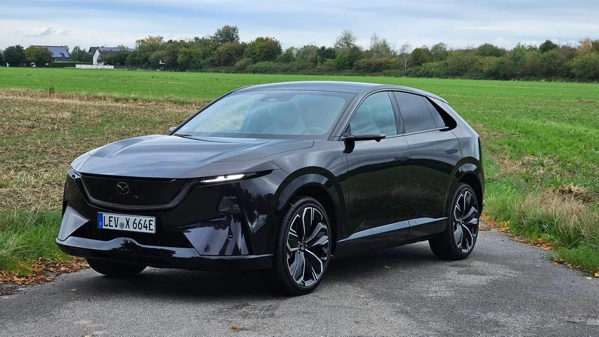 Prova Mazda CX-6e: il SUV elettrico che stupisce per qualità - Video - HDmotori.it