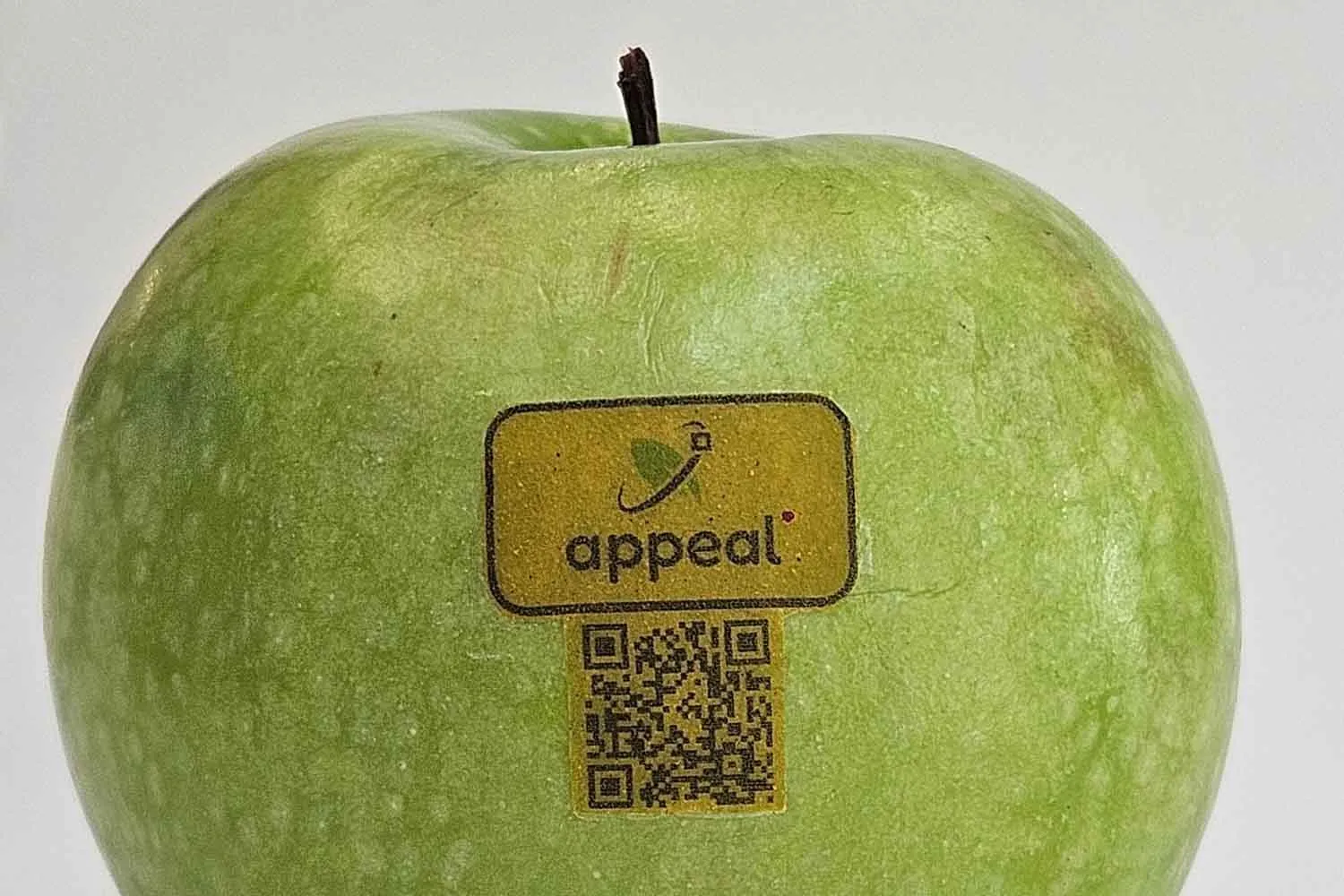 Etichette commestibili per frutta e verdura: il bollino tutto italiano (che si può mangiare) nasce dagli scarti delle mele