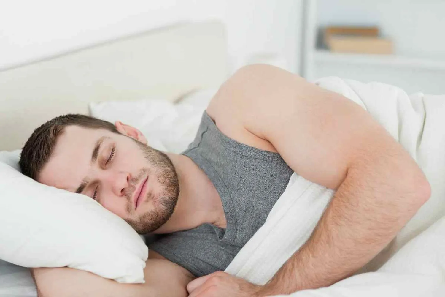 Dormire poco o troppo accelera l’invecchiamento: ecco quante sono le ore di sonno ideali per vivere meglio