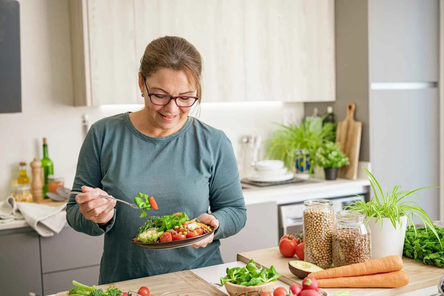 Mangiare 30 piante diverse a settimana: la sfida facile che ha conquistato i social (e può fare bene all’intestino)