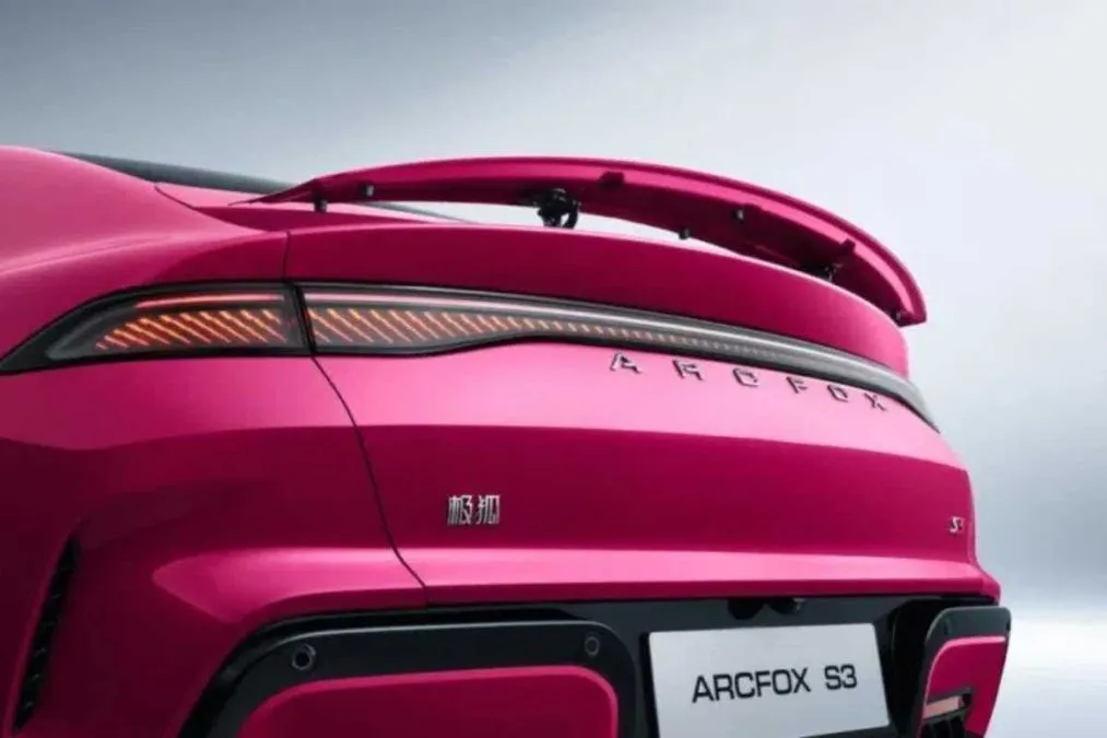 Arcfox S3, la nuova berlina cinese punta sul battery swap - HDmotori.it