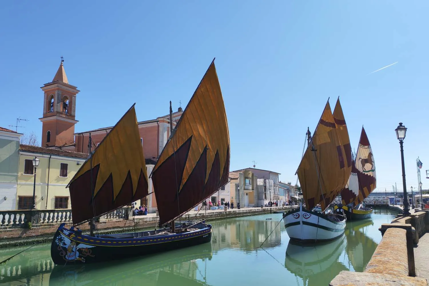 Cervia e Cesenatico, le due gemelle della costa romagnola: perché non puoi perderti le magnifiche barche storiche dalle enormi vele colorate