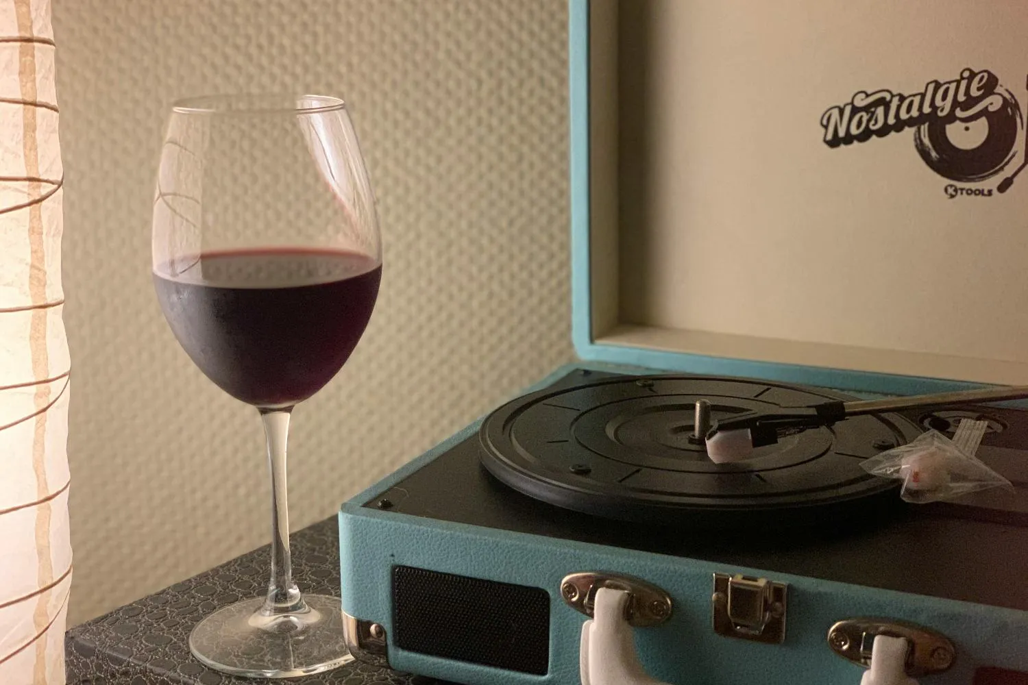 La musica dal vivo e il jazz possono cambiare il gusto del vino: lo studio tutto italiano che rivoluziona la degustazione